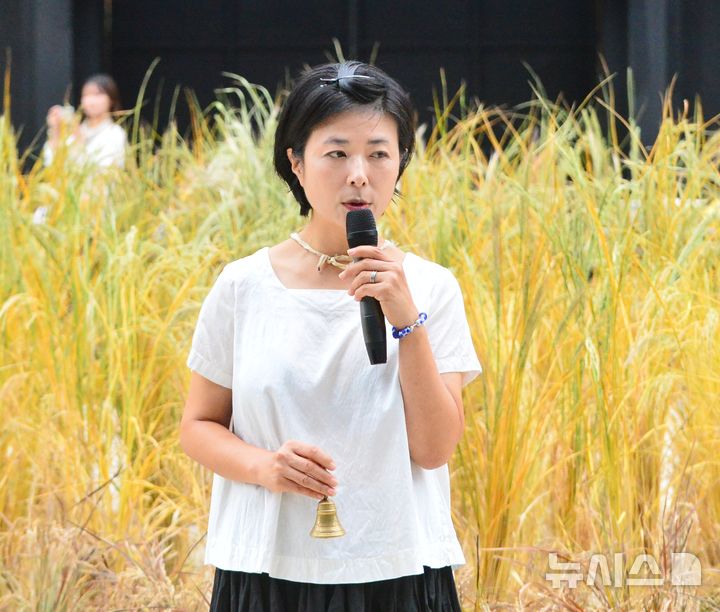 [청주=뉴시스] 서주영 기자 = 강진주 작가가 3일 충북 청주 동부창고에서 예술 퍼포먼스 '쌀의 순환-생명의 순환을 담은 한 그릇의 여정'을 진행하고 있다. 2025.10.03. juyeong@newsis.com 
