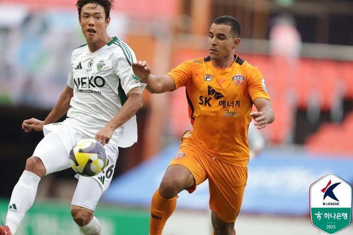 [서울=뉴시스]K리그1 전북과 제주의 경기 모습. (사진=한국프로축구연맹 제공)