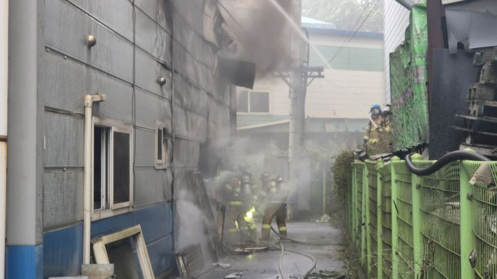 [김제=뉴시스] 3일 오후 2시50분께 전북 김제시 백구면의 한 크레인 제작·설치 공장에서 불이 나 소방대원이 진화작업을 벌이고 있다. (사진=전북도소방본부 제공) 2025.10.03. photo@newsis.com *재판매 및 DB 금지