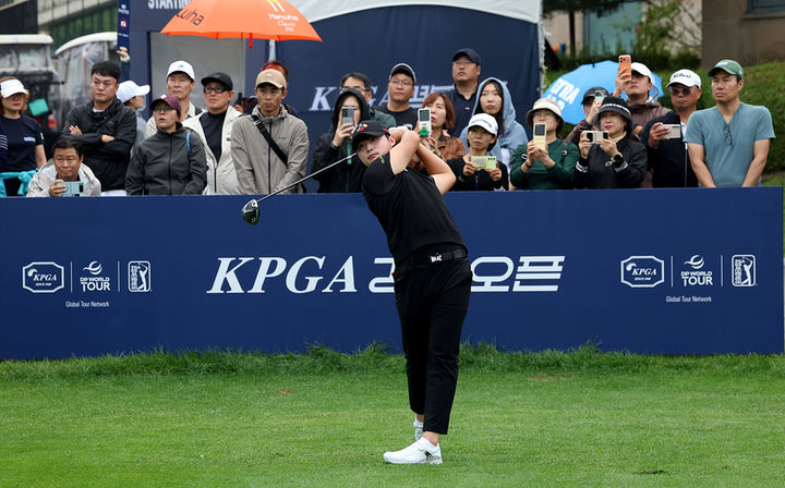 [서울=뉴시스] 배용준이 3일 경북 예천의 한맥 컨트리클럽(파72)에서 열린 한국프로골프(KPGA) 투어 경북오픈 3라운드 경기를 펼치고 있다. (사진=KPGA 제공) 2025.10.03. *재판매 및 DB 금지