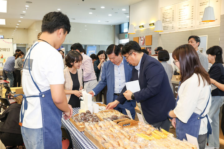 [대구=뉴시스] 대구 중구는 구청 로비에서 장애인·노인복지시설과 함께하는 '2025년 복지 어울림 한마당' 행사를 개최했다. (사진=대구 중구 제공) 2025.10.07. photo@newsis.com *재판매 및 DB 금지