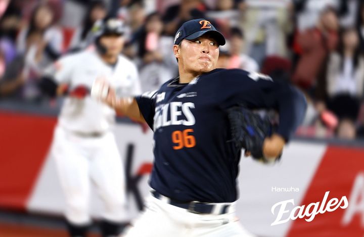 [서울=뉴시스] 프로야구 한화 이글스 박준영이 3일 수원 KT위즈파크에서 열린 2025 신한 쏠뱅크 KBO리그 KT 위즈와의 경기에 선발 등판해 공을 던지고 있다. (사진=한화 이글스 제공) 2025.10.03. *재판매 및 DB 금지