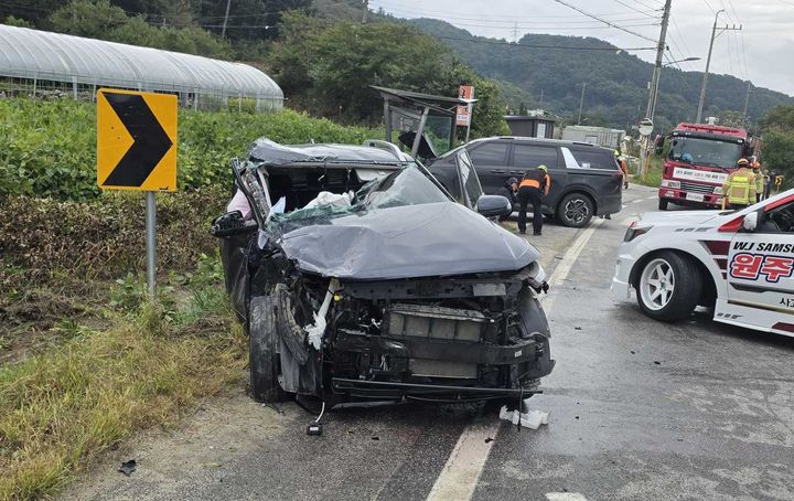 [원주=뉴시스] 원주시 신림면 교통사고 현장. (사진=강원특별자치도소방본부 제공) 2025.10.03. photo@newsis.com *재판매 및 DB 금지