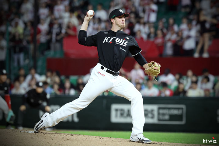 [서울=뉴시스] 프로야구 KT 위즈 패트릭 머피가 25일 인천 SSG랜더스필드에서 열린 2025 신한 쏠뱅크 KBO리그 SSG 랜더스와의 경기에 등판해 공을 던지고 있다. (사진=KT 위즈 제공) 2025.09.25.