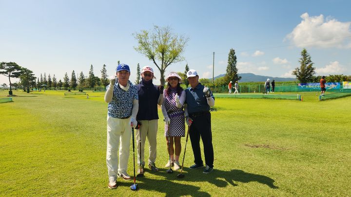 [태안=뉴시스] 이기재(왼쪽) 충남 태안군파크골프협회장이 지난 9월5일 서산파크골프장에서 열린 '2025 충남도 어르신생활체육대회[파크골프]'에 참가해 회원들과 기념 사진을 찍고 있다. (사진=태안군파크골프협회 제공) 2025.10.06. photo@newsis.com *재판매 및 DB 금지