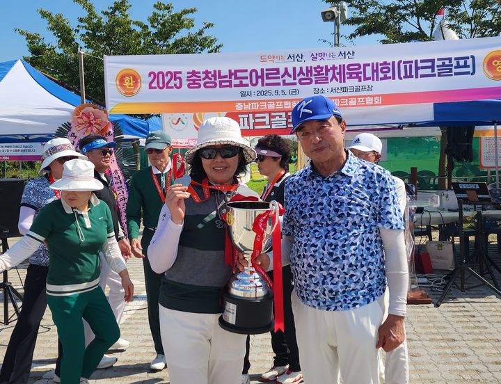 [태안=뉴시스] 이기재(오른쪽) 충남 태안군파크골프협회장이 지난 9월5일 서산파크골프장에서 열린 '2025 충남도 어르신생활체육대회[파크골프]'에 참가해 여자부 2위를 차지한 회원과 기념 사진을 찍고 있다. (사진=태안군파크골프협회 제공) 2025.10.06. photo@newsis.com *재판매 및 DB 금지