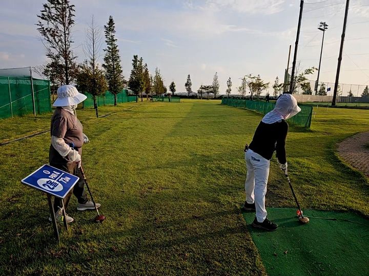 [태안=뉴시스] 김덕진 기자=충남 태안군파크골프장에서 두 여성 파크골프 동호회원이 파크골프를 즐기고 있다. 2025.10.06. spark@newsis.com *재판매 및 DB 금지