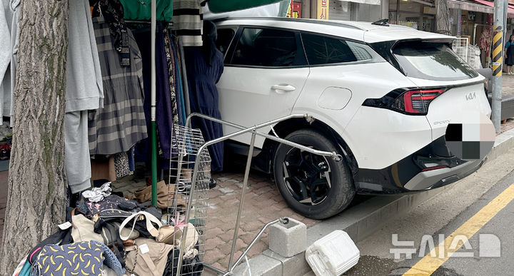 [광주=뉴시스] 광주 광산구 상가 돌진 차량. (사진=광산소방서 제공).  photo@newsis.com *재판매 및 DB 금지