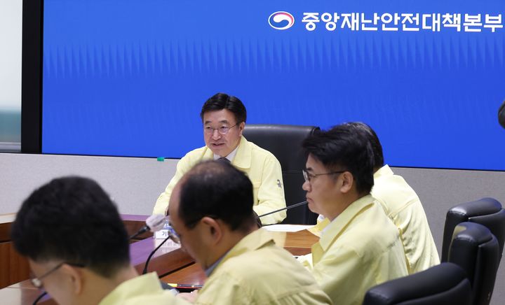 [서울=뉴시스] 홍효식 기자 = 윤호중 중앙재난안전대책본부장(행정안전부 장관)이 3일 오전 서울 종로구 정부서울청사 중앙재난안전상황실 서울상황센터에서 제9차 국가정보자원관리원 행정정보시스템 화재 관련 중앙재난안전대책본부 회의를 주재하고 있다. (사진=행정안전부 제공) 2025.10.03. photo@newsis.com *재판매 및 DB 금지