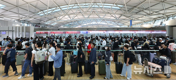 [서울=뉴시스] 김선웅 기자 = 개천절이자 추석 연휴 첫 날인 지난 3일 인천국제공항 출국장에서 여행객들이 출국 수속을 밟는 모습. 2025.10.12. mangusta@newsis.com