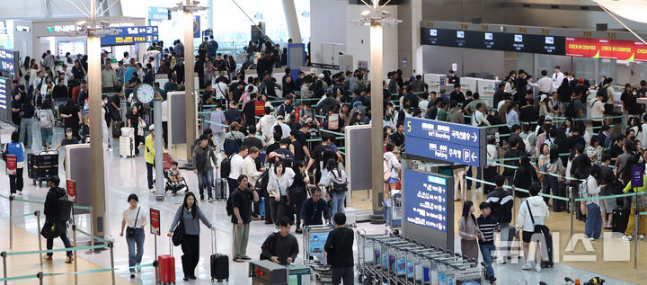 [서울=뉴시스] 김선웅 기자 = 개천절이자 추석 연휴 첫 날인 3일 인천국제공항 출국장에서 여행객들이 출국 수속을 밟고 있다. 2025.10.03. mangusta@newsis.com