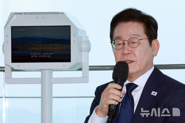 [인천=뉴시스] 고범준 기자 = 이재명 대통령이 3일 인천 강화군 강화평화전망대에서 실향민 및 가족과 간담회를 하고 있다. 2025.10.03. bjko@newsis.com