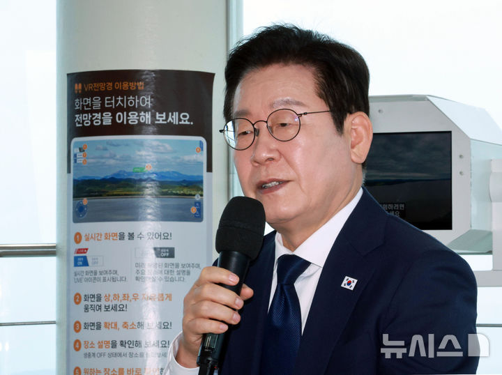 [인천=뉴시스] 고범준 기자 = 이재명 대통령이 3일 인천 강화군 강화평화전망대에서 실향민 및 가족과 간담회를 하고 있다. 2025.10.03. bjko@newsis.com