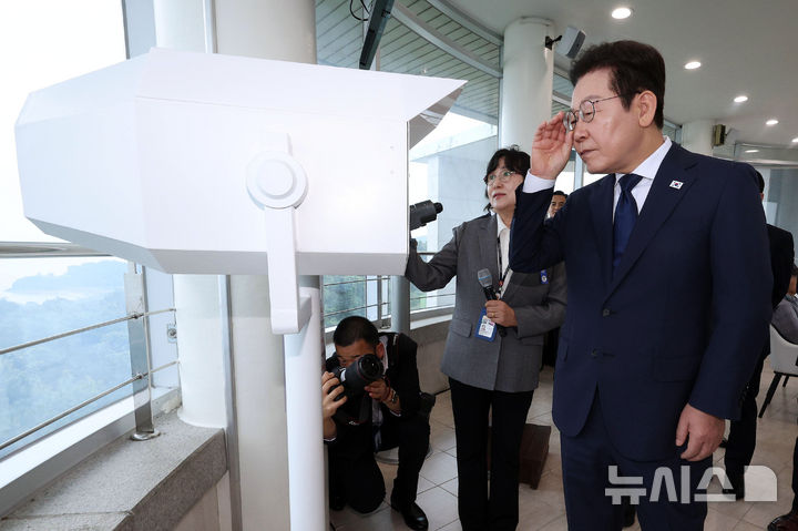 [인천=뉴시스] 고범준 기자 = 이재명 대통령이 3일 인천 강화군 강화평화전망대에서 VR전망경으로 북녘을 조망하고 있다. 2025.10.03. bjko@newsis.com