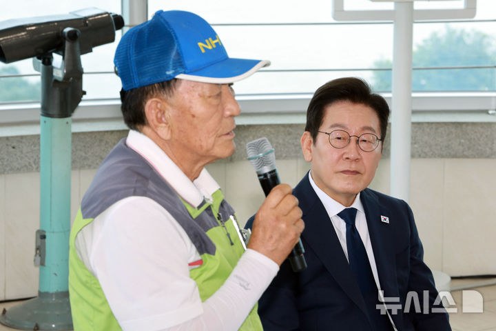 [인천=뉴시스] 고범준 기자 = 이재명 대통령이 3일 인천 강화군 강화평화전망대에서 실향민 및 가족과 간담회를 하고 있다. 2025.10.03. bjko@newsis.com