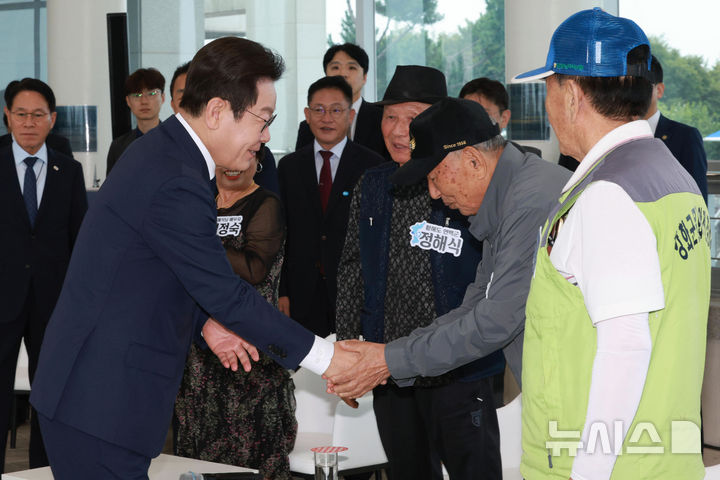 [인천=뉴시스] 고범준 기자 = 이재명 대통령이 3일 인천 강화군 강화평화전망대에서 실향민 및 가족과 인사하고 있다. 2025.10.03. bjko@newsis.com