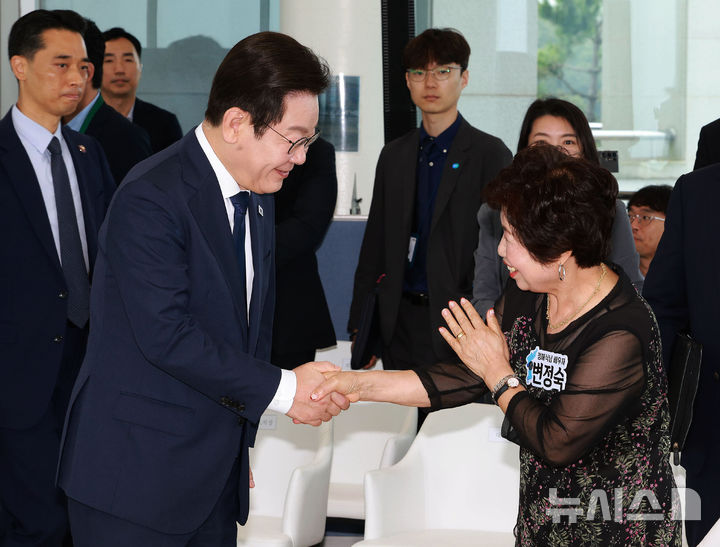 [인천=뉴시스] 고범준 기자 = 이재명 대통령이 3일 인천 강화군 강화평화전망대에서 실향민 및 가족과 인사하고 있다. 2025.10.03. bjko@newsis.com