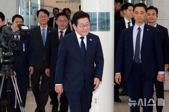 [인천=뉴시스] 고범준 기자 = 이재명 대통령이 3일 인천 강화군 강화평화전망대에서 실향민과의 대화를 위해 입장하고 있다. 2025.10.03. bjko@newsis.com