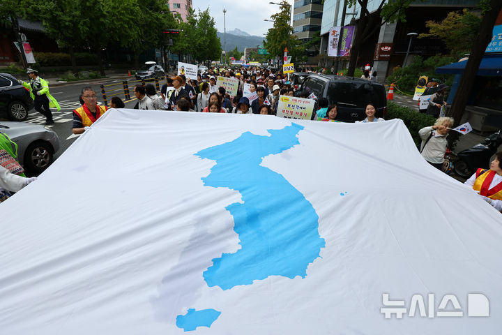 [서울=뉴시스] 황준선 기자 = 개천절인 3일 오전 서울 종로구 조계사 인근에서 국학원 관계자들이 관계자들이 보신각 방향으로 개천절 경축 퍼레이드를 하고 있다. 2025.10.03. hwang@newsis.com