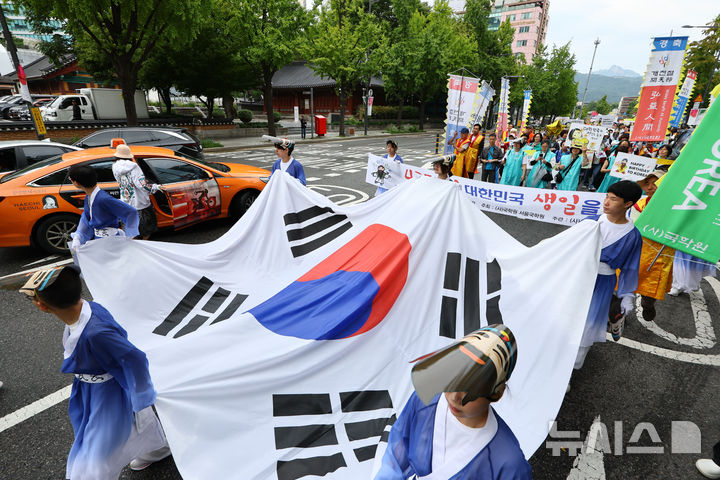 [서울=뉴시스] 황준선 기자 = 개천절인 3일 오전 서울 종로구 조계사 인근에서 국학원 관계자들이 관계자들이 보신각 방향으로 개천절 경축 퍼레이드를 하고 있다. 2025.10.03. hwang@newsis.com