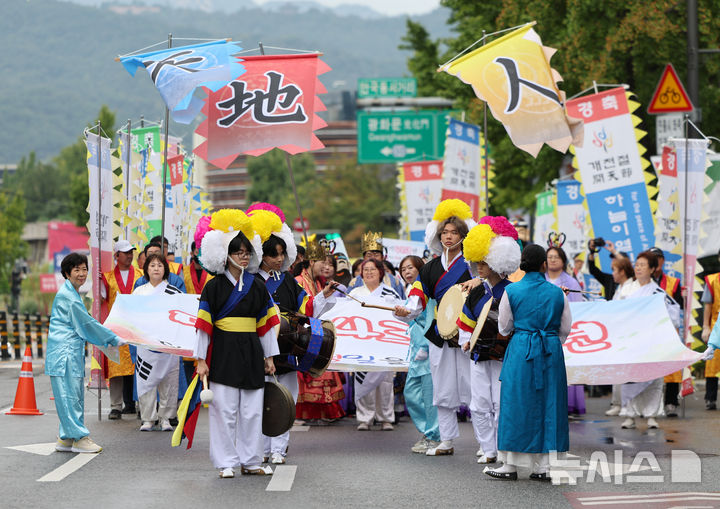 [서울=뉴시스] 황준선 기자 = 개천절인 3일 오전 서울 종로구 조계사 인근에서 국학원 관계자들이 관계자들이 보신각 방향으로 개천절 경축 퍼레이드를 하고 있다. 2025.10.03. hwang@newsis.com