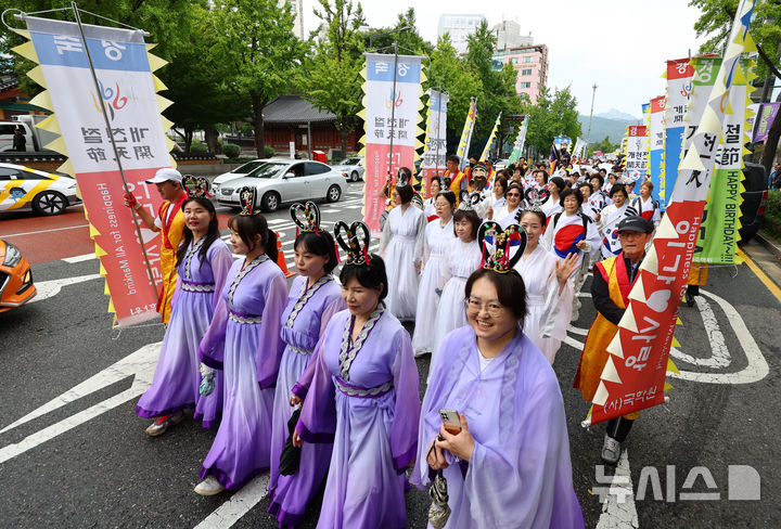 [서울=뉴시스] 황준선 기자 = 개천절인 3일 오전 서울 종로구 조계사 인근에서 국학원 관계자들이 관계자들이 보신각 방향으로 개천절 경축 퍼레이드를 하고 있다. 2025.10.03. hwang@newsis.com