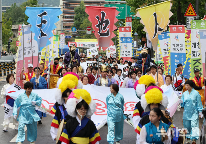[서울=뉴시스] 황준선 기자 = 개천절인 3일 오전 서울 종로구 조계사 인근에서 국학원 관계자들이 관계자들이 보신각 방향으로 개천절 경축 퍼레이드를 하고 있다. 2025.10.03. hwang@newsis.com