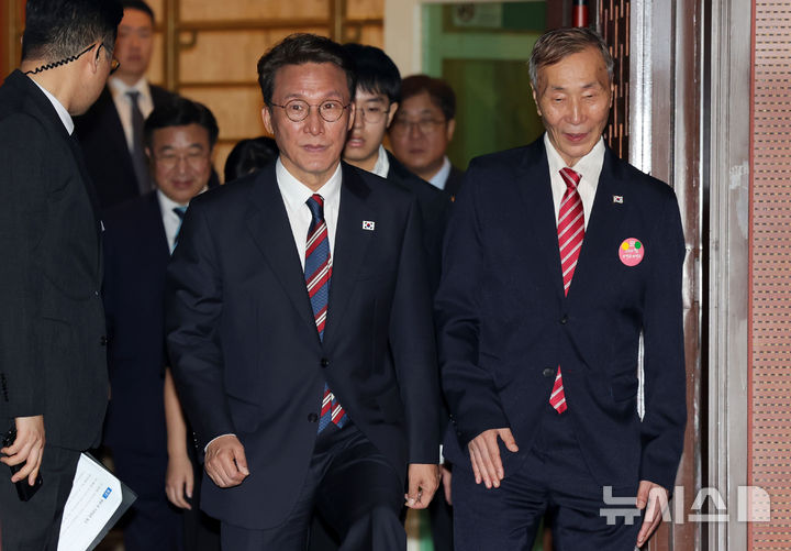 [서울=뉴시스] 홍효식 기자 = 김민석 국무총리 등 내빈들이 3일 서울 종로구 세종문화회관에서 열린 제4357주년 개천절 경축식에 참석하고 있다. 2025.10.03. yesphoto@newsis.com