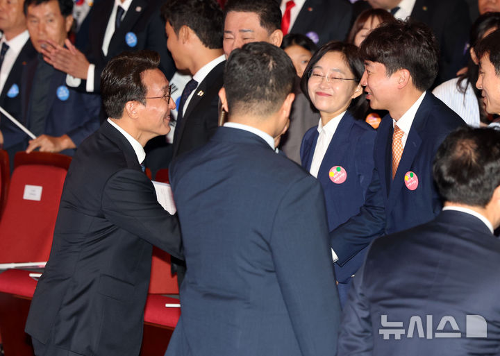 [서울=뉴시스] 홍효식 기자 = 김민석 국무총리와 이준석 개혁신당 대표가 3일 서울 종로구 세종문화회관에서 열린 제4357주년 개천절 경축식을 마친 뒤 인사하고 있다. 2025.10.03. yesphoto@newsis.com