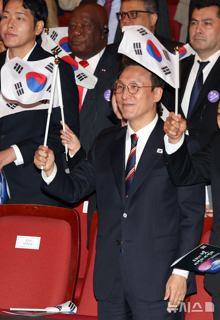 [서울=뉴시스] 홍효식 기자 = 김민석 국무총리 등 내빈들이 3일 서울 종로구 세종문화회관에서 열린 제4357주년 개천절 경축식에서 만세삼창을 외친 뒤 태극기를 흔들고 있다. 2025.10.03. yesphoto@newsis.com