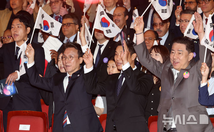 [서울=뉴시스] 홍효식 기자 = 김민석 국무총리 등 내빈들이 3일 서울 종로구 세종문화회관에서 열린 제4357주년 개천절 경축식에서 태극기를 들고 만세삼창을 외치고 있다. 2025.10.03. yesphoto@newsis.com