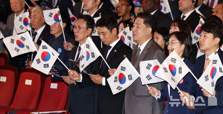 [서울=뉴시스] 홍효식 기자 = 김민석 국무총리 등 내빈들이 3일 서울 종로구 세종문화회관에서 열린 제4357주년 개천절 경축식에서 개천절 노래를 제창하고 있다. 2025.10.03. yesphoto@newsis.com