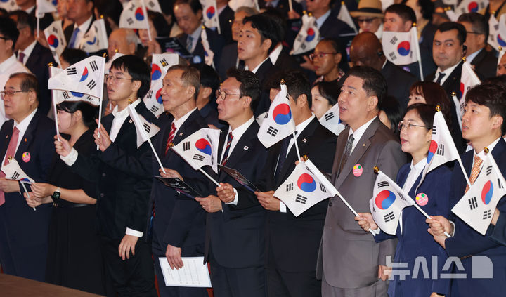 [서울=뉴시스] 홍효식 기자 = 김민석 국무총리 등 내빈들이 3일 서울 종로구 세종문화회관에서 열린 제4357주년 개천절 경축식에서 개천절 노래를 제창하고 있다. 2025.10.03. yesphoto@newsis.com