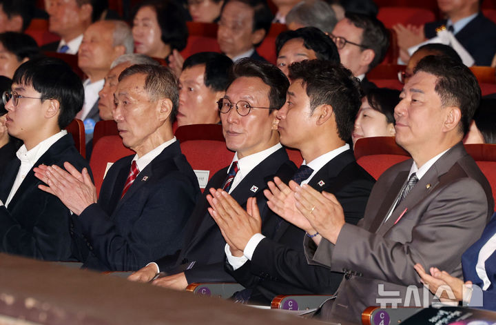 [서울=뉴시스] 홍효식 기자 = 김민석 국무총리 등 내빈들이 3일 서울 종로구 세종문화회관에서 열린 제4357주년 개천절 경축식에 참석해 있다. 2025.10.03. yesphoto@newsis.com