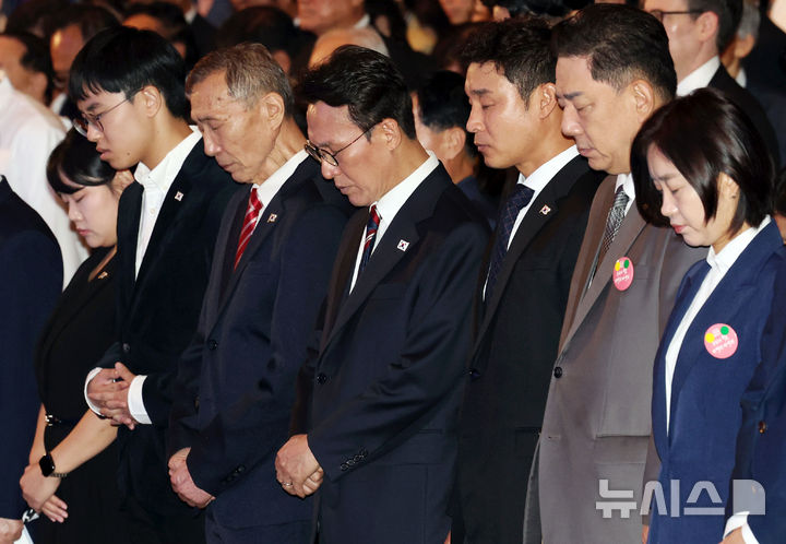 [서울=뉴시스] 홍효식 기자 = 김민석 국무총리 등 내빈들이 3일 서울 종로구 세종문화회관에서 열린 제4357주년 개천절 경축식에서 호국영령에 대한 묵념하고 있다. 2025.10.03. yesphoto@newsis.com