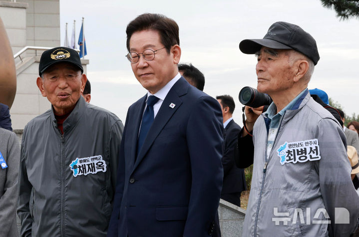 [인천=뉴시스] 고범준 기자 = 이재명 대통령이 3일 인천 강화군 강화평화전망대에서 실향민과 북녘을 바라보며 대화하고 있다. 2025.10.03. bjko@newsis.com