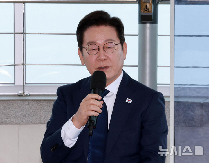 [인천=뉴시스] 고범준 기자 = 이재명 대통령이 3일 인천 강화군 강화평화전망대에서 실향민 및 가족과 간담회를 하고 있다. 2025.10.03. bjko@newsis.com