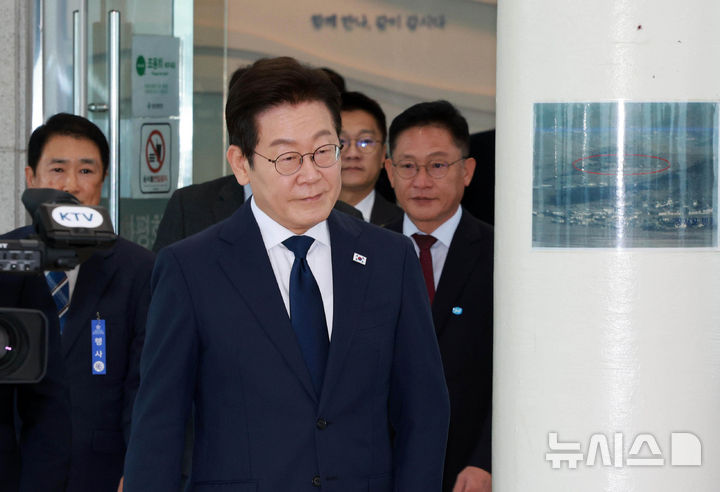 [인천=뉴시스] 고범준 기자 = 이재명 대통령이 3일 인천 강화군 강화평화전망대에서 실향민 및 가족과 간담회를 하기 위해 입장하고 있다. 2025.10.03. bjko@newsis.com
