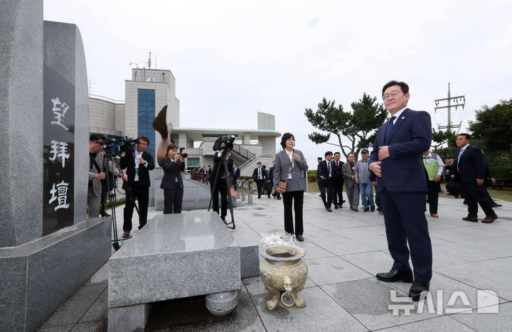 [인천=뉴시스] 고범준 기자 = 이재명 대통령이 3일 인천 강화군 강화평화전망대 망배단 시찰을 하고 있다. 2025.10.03. bjko@newsis.com