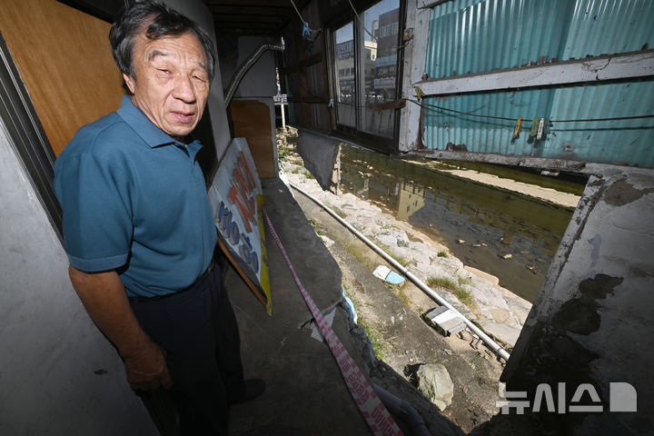 [광주=뉴시스] 이영주 기자 = 추석 연휴를 이틀 앞둔 1일 오후 광주 북구 신안동 서암대로 100번길 한 상가에서 조규선(81)씨가 무너진 상가 건물 바닥을 가리키며 허망한 표정을 짓고 있다. 조씨는 지난 7월18일 광주에 426㎜ 괴물폭우가 내렸을 당시 상가 건물이 침수되고 바닥이 무너지는 피해를 입었다고 호소했다. 2025.10.01. leeyj2578@newsis.com