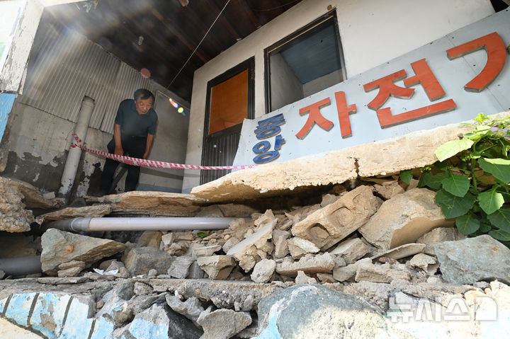 [광주=뉴시스] 이영주 기자 = 추석 연휴를 이틀 앞둔 1일 오후 광주 북구 신안동 서암대로 100번길 한 상가에서 조규선(81)씨가 무너진 상가 건물 바닥을 가리키며 허망한 표정을 짓고 있다. 조씨는 지난 7월18일 광주에 426㎜ 괴물폭우가 내렸을 당시 상가 건물이 침수되고 바닥이 무너지는 피해를 입었다고 호소했다. 2025.10.01. leeyj2578@newsis.com