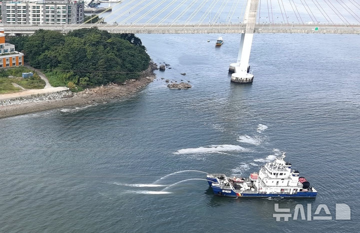 [여수=뉴시스] 전남 여수해양경찰서 해상 기름띠 방제작업. (사진=여수해양경찰서 제공) 2025.10.03. photo@newsis.com *재판매 및 DB 금지