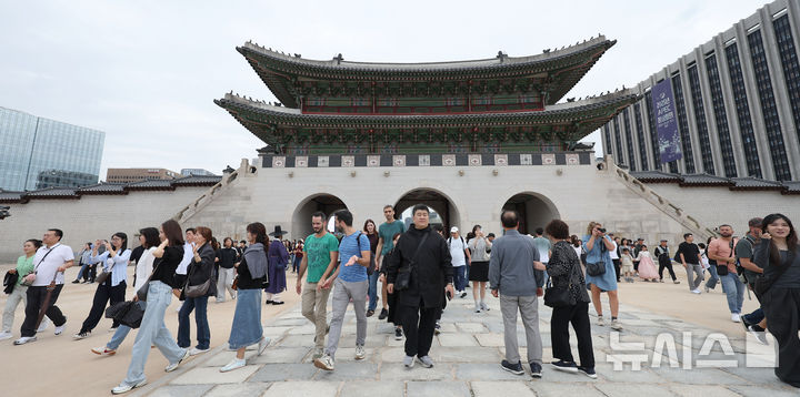 [서울=뉴시스] 김선웅 기자 = 추석 연휴 첫 날이자 개천절인 3일 서울 종로구 경복궁에서 내외국인 관광객들이 경내를 관람하고 있다. 2025.10.03. mangusta@newsis.com