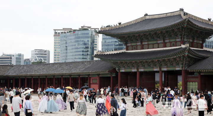 [서울=뉴시스] 김선웅 기자 = 추석 연휴 첫 날이자 개천절인 3일 서울 종로구 경복궁에서 내외국인 관광객들이 경내를 관람하고 있다. 2025.10.03. mangusta@newsis.com