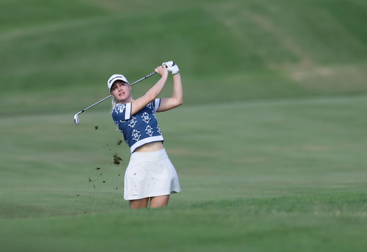 [서울=뉴시스] 김진아 기자 = 2일(현지 시간) 하와이 오하우섬 에바비치 호아칼레이CC에서 열린 '2025 롯데 챔피언십' 2R 찰리 헐이 14번홀 아이언샷을 하고 있다. (사진=대홍기획 제공) 2025.10.03. photo@newsis.com *재판매 및 DB 금지