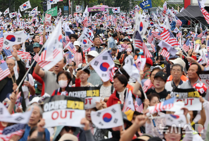 [서울=뉴시스] 황준선 기자 = 3일 오후 서울 중구 세종대로에서 자유통일당 등 보수단체 회원들이 10.3 국가정상화를 위한 광화문 국민대회를 하고 있다. 2025.10.03. hwang@newsis.com