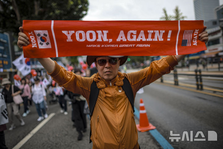 [서울=뉴시스] 정병혁 기자 = 3일 서울 종로구 동대문역 인근에서 열린 자유대학 정부 규탄 집회에서 참가자들이 피켓을 들고 광화문 방향으로 행진하고 있다. 2025.10.03. jhope@newsis.com