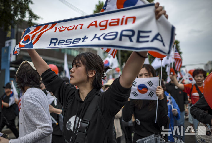 [서울=뉴시스] 정병혁 기자 = 지난 10월 3일 서울 종로구 동대문역 인근에서 열린 자유대학 정부 규탄 집회에서 참가자들이 피켓을 들고 광화문 방향으로 행진하고 있다. 2025.10.03. jhope@newsis.com