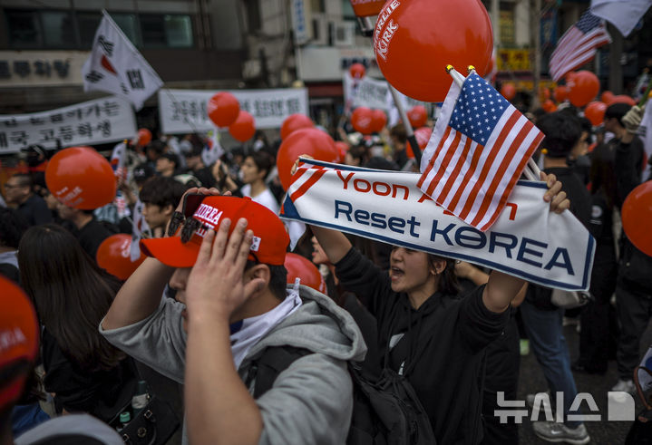 [서울=뉴시스] 정병혁 기자 = 3일 서울 종로구 동대문역 인근에서 열린 자유대학 정부 규탄 집회에서 참가자들이 피켓을 들고 광화문 방향으로 행진하고 있다. 2025.10.03. jhope@newsis.com
