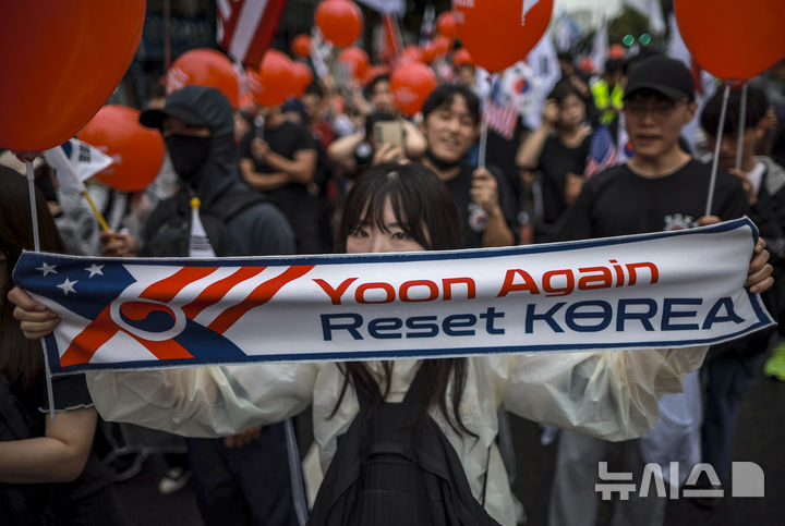 [서울=뉴시스] 정병혁 기자 = 3일 서울 종로구 동대문역 인근에서 열린 자유대학 정부 규탄 집회에서 참가자들이 피켓을 들고 광화문 방향으로 행진하고 있다. 2025.10.03. jhope@newsis.com